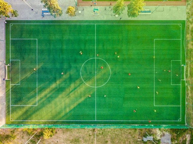 Blick auf ein Fussball Feld als Sinnbild für Sportwetten im Fußball